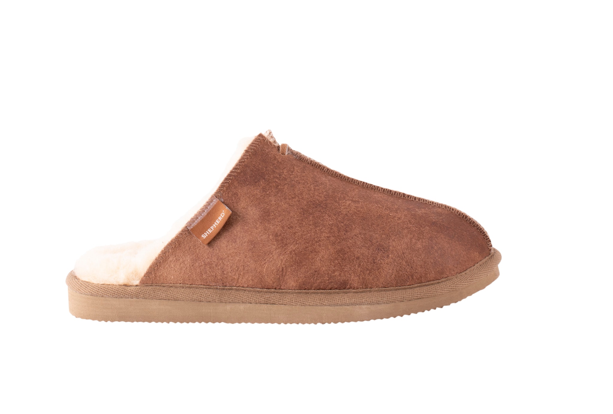 Shepherd Hugo. Warm sheepskin slippers for men in a classic slip-in design.