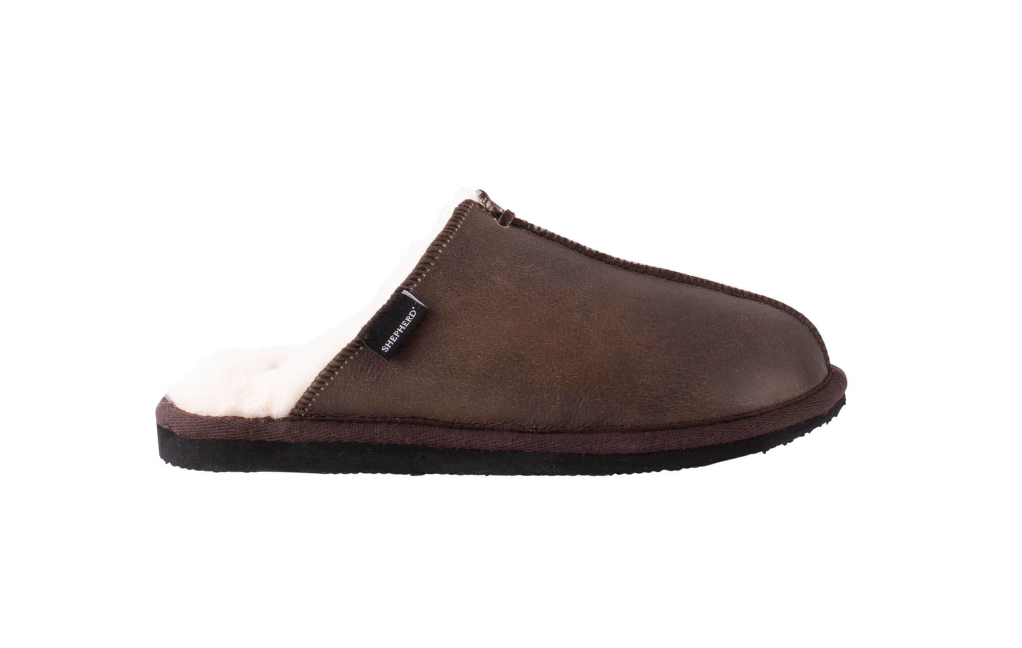 Shepherd Hugo. Warm sheepskin slippers for men in a classic slip-in design.