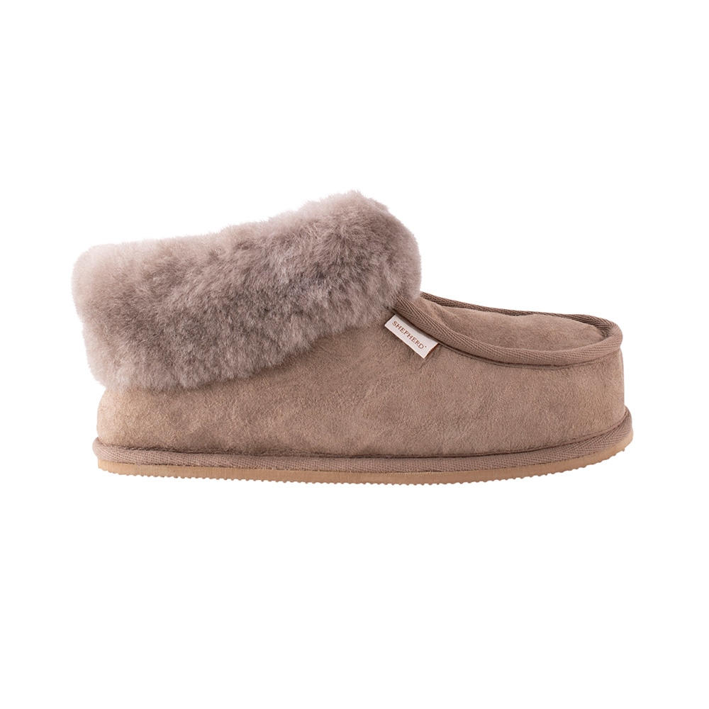 Shepherd Lena. Ett par ankelhöga tofflor i klassisk modell med bred fårskinnskrage.