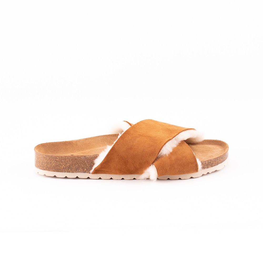 A slipper in suade with sheepskin inwards and a ergonomic sole