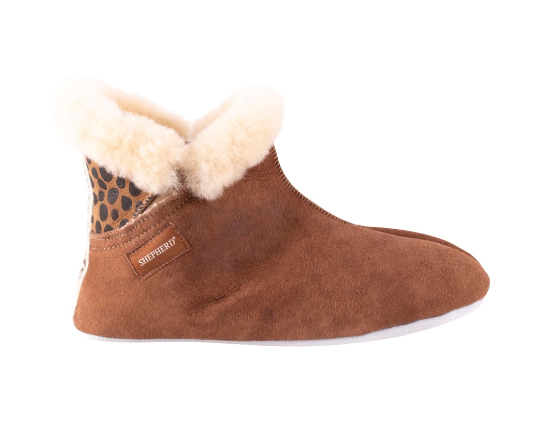 Shepherd Mariette. Soft and warm sheepskin slippers for women.