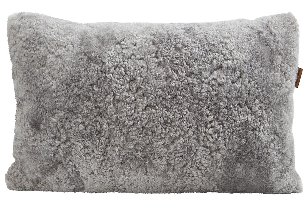 En kudde i korthårigt mjuk fårskinn med sitt ursprung ifrån Australien. Dold dragkedja med måtten 60x40cm