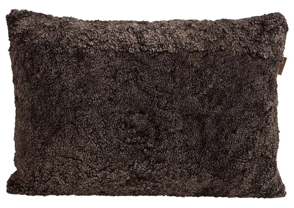 En kudde i korthårigt mjuk fårskinn med sitt ursprung ifrån Australien. Dold dragkedja med måtten 60x40cm