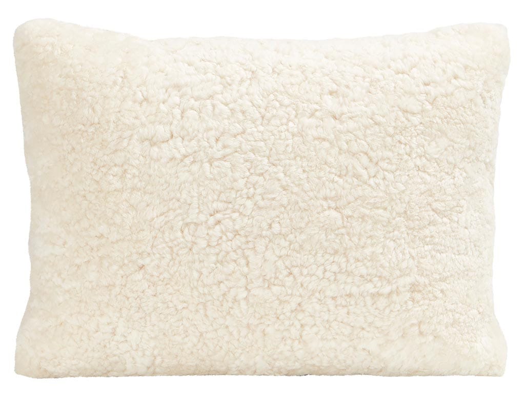 En kudde med framsida i korthårig mjuk fårskinn med sitt ursprung ifrån Australien och baksida i vävd ull med måtten 40x30cm