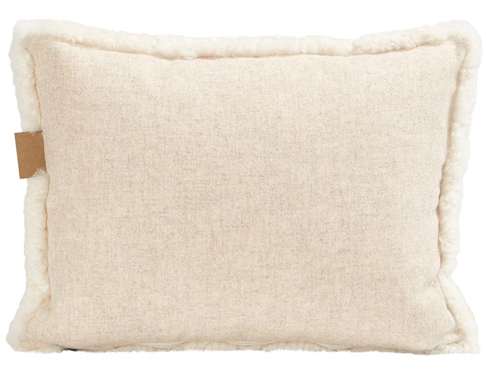 En kudde med framsida i korthårig mjuk fårskinn med sitt ursprung ifrån Australien och baksida i vävd ull med måtten 40x30cm