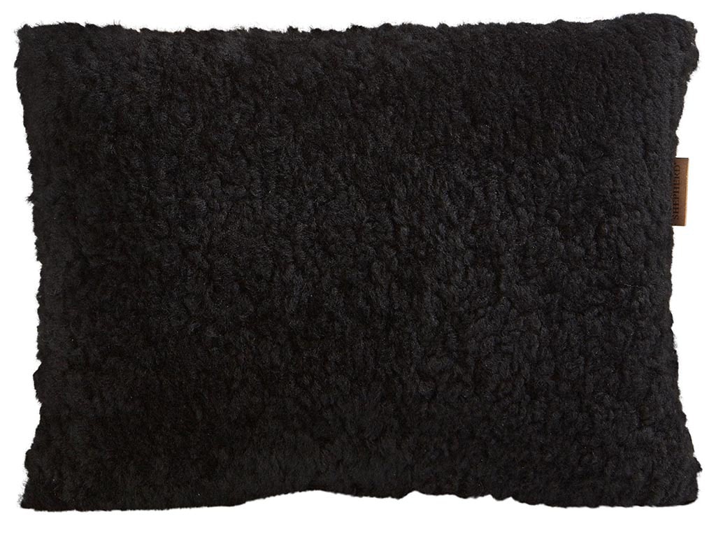 En kudde med framsida i korthårig mjuk fårskinn med sitt ursprung ifrån Australien och baksida i vävd ull med måtten 40x30cm