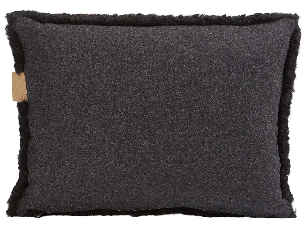 En kudde med framsida i korthårig mjuk fårskinn med sitt ursprung ifrån Australien och baksida i vävd ull med måtten 40x30cm