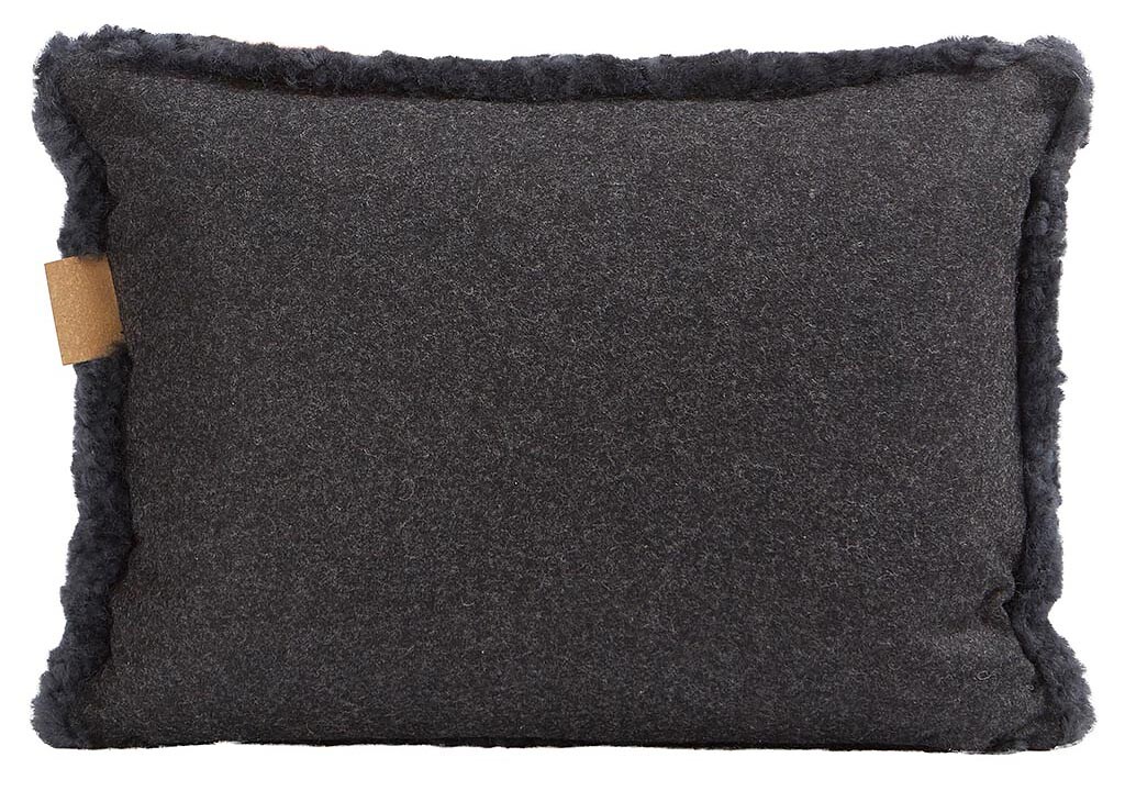 En kudde med framsida i korthårig mjuk fårskinn med sitt ursprung ifrån Australien och baksida i vävd ull med måtten 40x30cm
