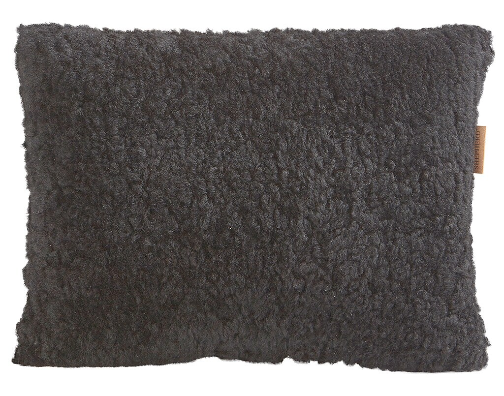 En kudde med framsida i korthårig mjuk fårskinn med sitt ursprung ifrån Australien och baksida i vävd ull med måtten 40x30cm