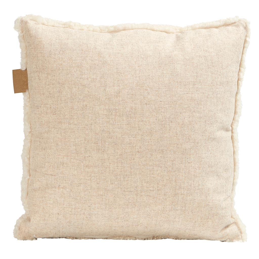 En kudde med framsida i korthårig mjuk fårskinn med sitt ursprung ifrån Australien och baksida i vävd ull med måtten 40x40cm