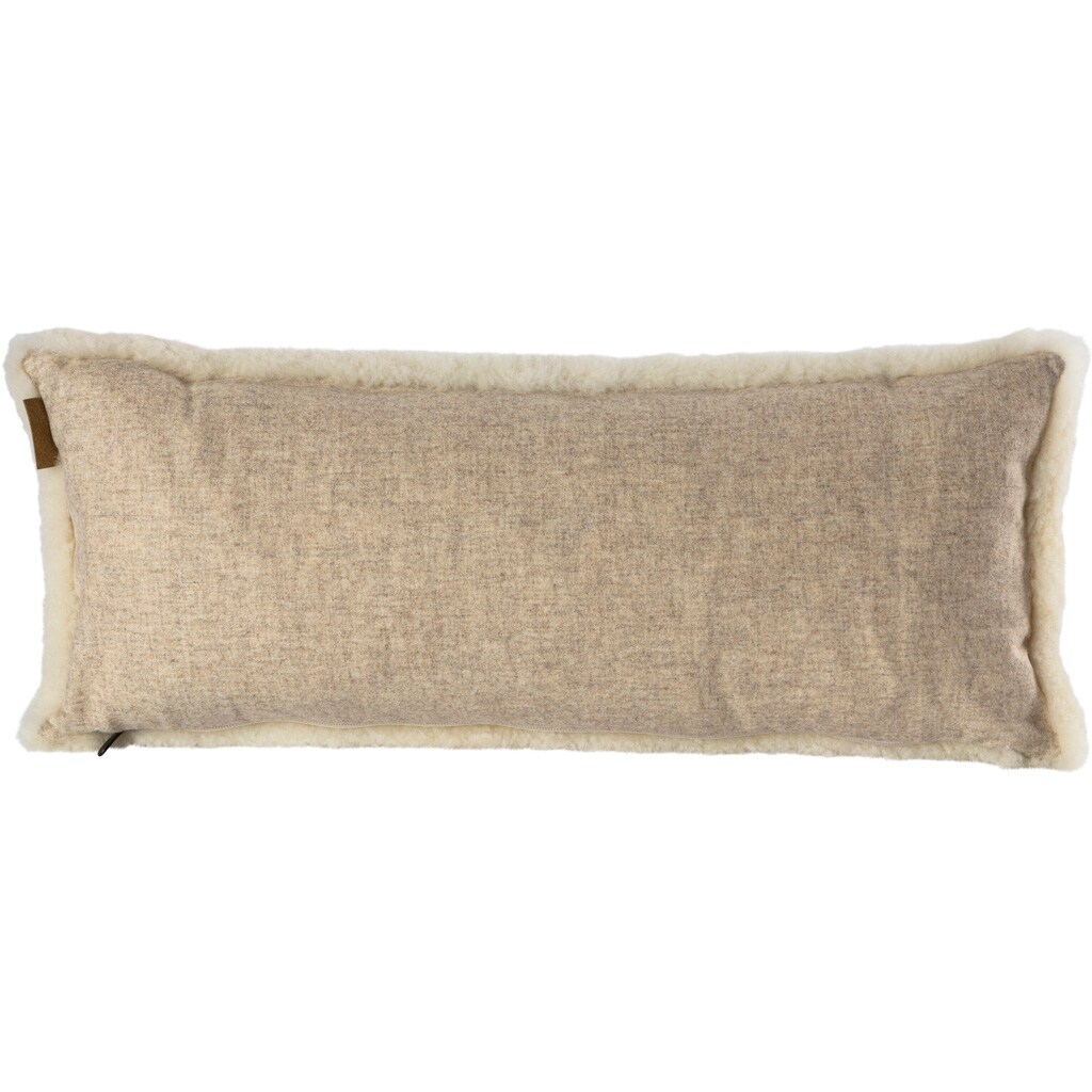 En kudde med framsida i korthårig mjuk fårskinn med sitt ursprung ifrån Australien och baksida i vävd ull med måtten 60x25cm