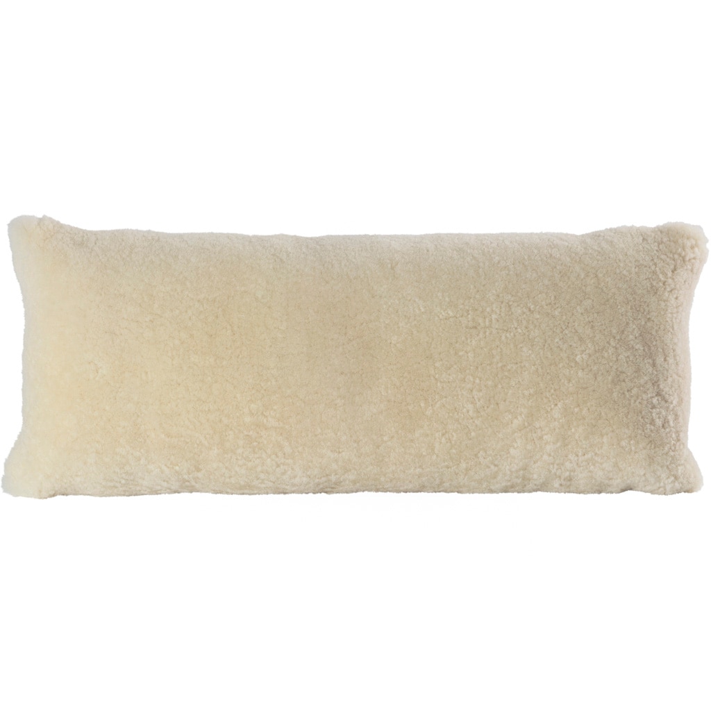 En kudde med framsida i korthårig mjuk fårskinn med sitt ursprung ifrån Australien och baksida i vävd ull med måtten 60x25cm