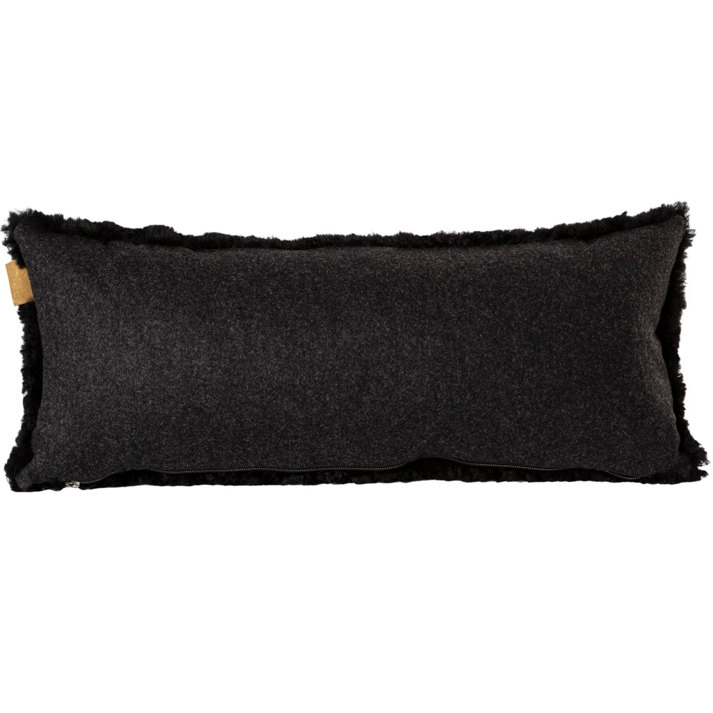 En kudde med framsida i korthårig mjuk fårskinn med sitt ursprung ifrån Australien och baksida i vävd ull med måtten 60x25cm