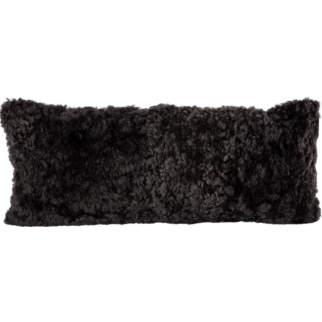 En kudde med framsida i korthårig mjuk fårskinn med sitt ursprung ifrån Australien och baksida i vävd ull med måtten 60x25cm