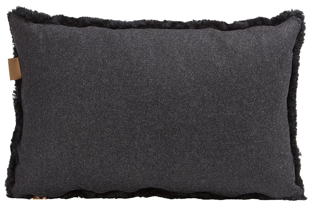 En kudde med framsida i korthårig mjuk fårskinn med sitt ursprung ifrån Australien och baksida i vävd ull med måtten 60x40cm