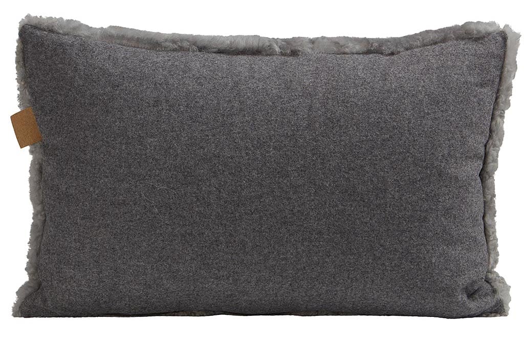 En kudde med framsida i korthårig mjuk fårskinn med sitt ursprung ifrån Australien och baksida i vävd ull med måtten 60x40cm