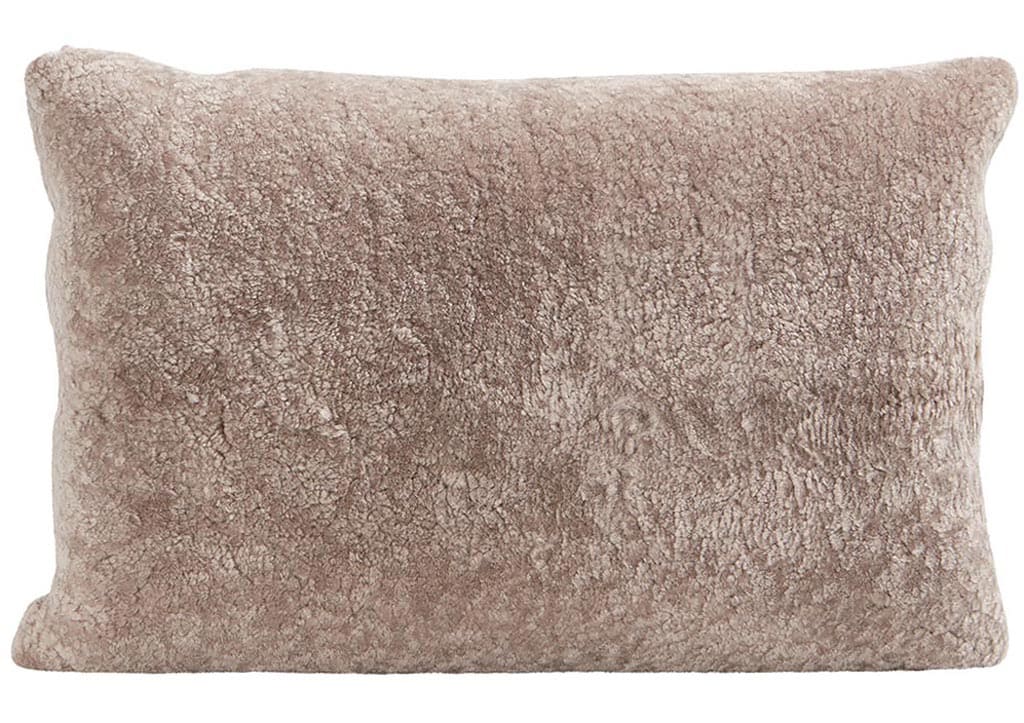 En kudde med framsida i korthårig mjuk fårskinn med sitt ursprung ifrån Australien och baksida i vävd ull med måtten 60x40cm