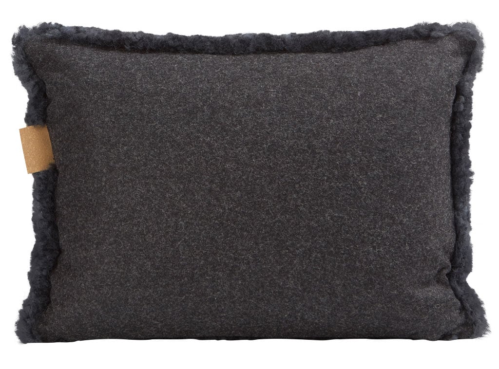 En kudde med framsida i korthårig mjuk fårskinn med sitt ursprung ifrån Australien och baksida i vävd ull med måtten 60x40cm