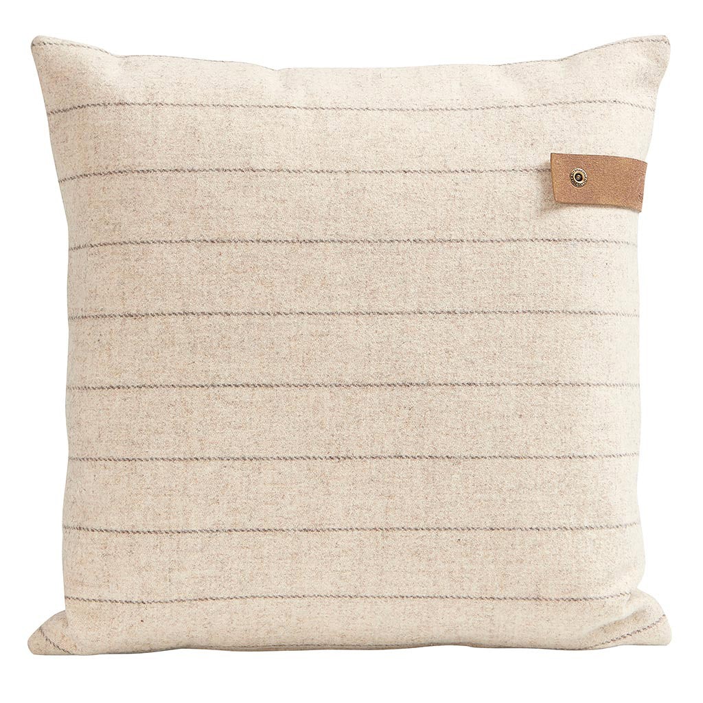 En kvadratisk randig kudde i vävd ull med ett dekorativt handtag i läderimitation.
