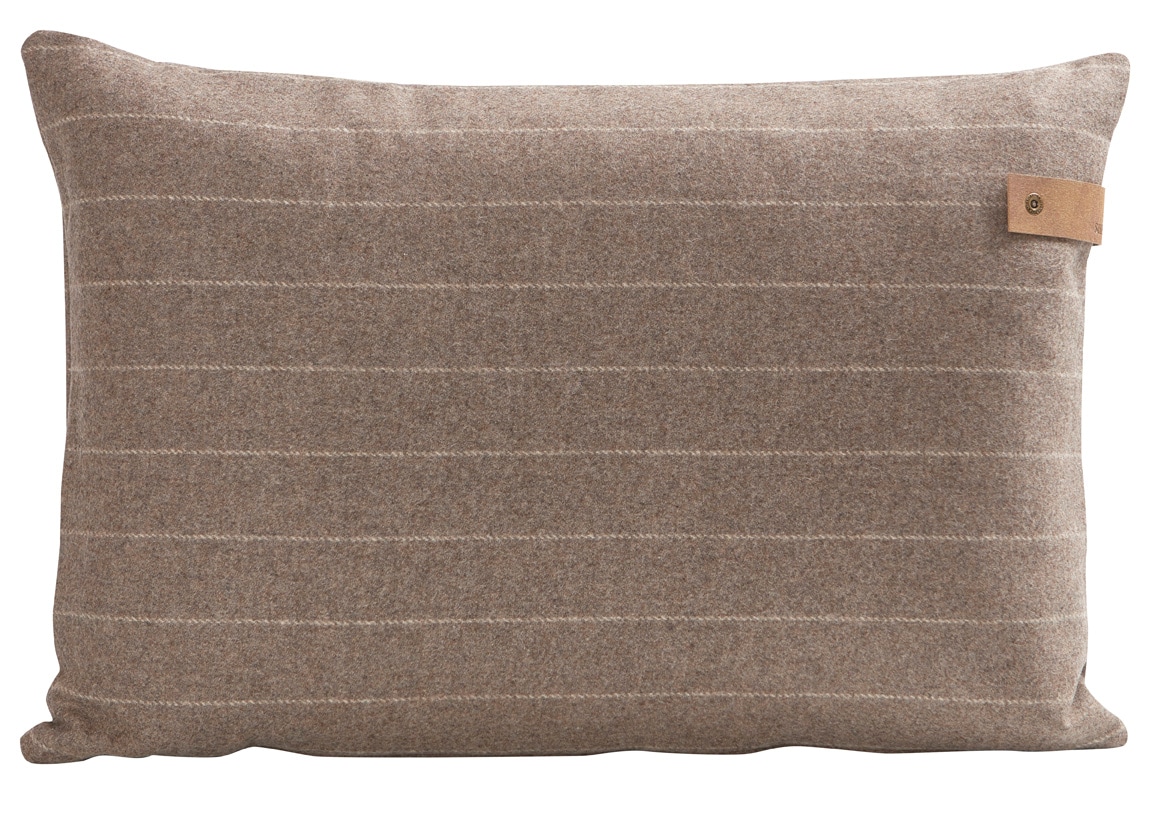 En rektangulär randig kudde i vävd ull med ett dekorativt handtag i läderimitation.