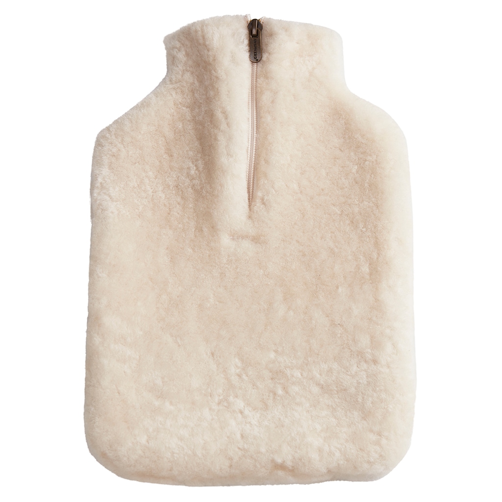 värmeflaska fodral i en vit färg i fårskinn
