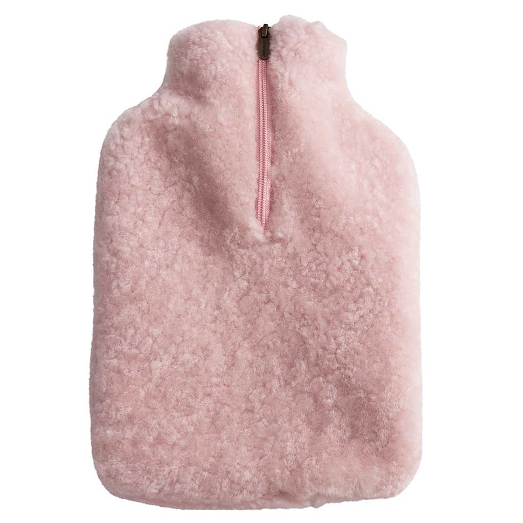 värmeflaska fodral i en rosa färg i fårskinn