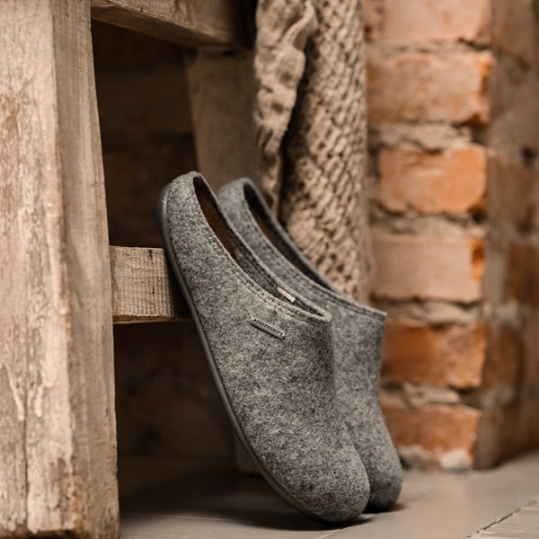 Men wool slippers